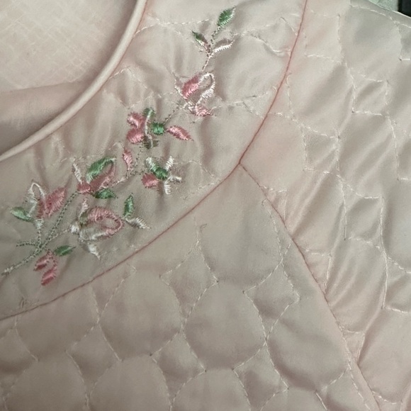 BARBIZON Vintage Quilted Pink Satin Long Robe Embroidered Zip Front Girly - Picture 15 of 16